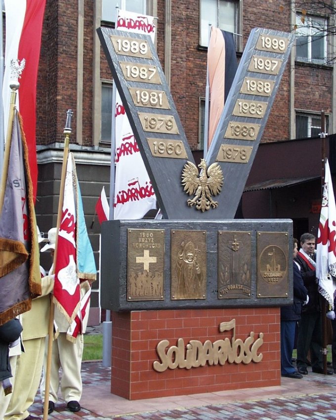 pomnik_hutniczej_solidarnosci_plac_centralny.jpg